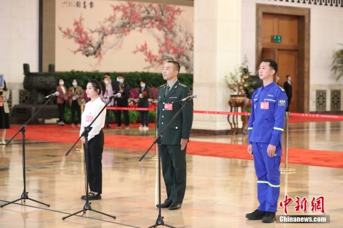 10月16日，中国共产党第二十次全国代表大会在北京人民大会堂开幕。大会开幕前，举行“党代表通道”采访活动。图为姜丽娟、孙金龙、於若飞代表(自左至右)接受采访。 <a target='_blank' href='/'><p  align=