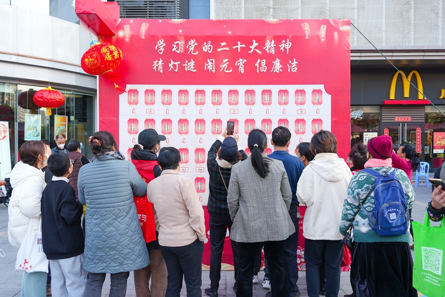喜乐猜灯谜。园山社区供图